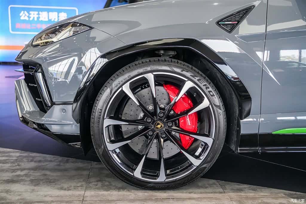 Lamborghini Urus, 2024 4