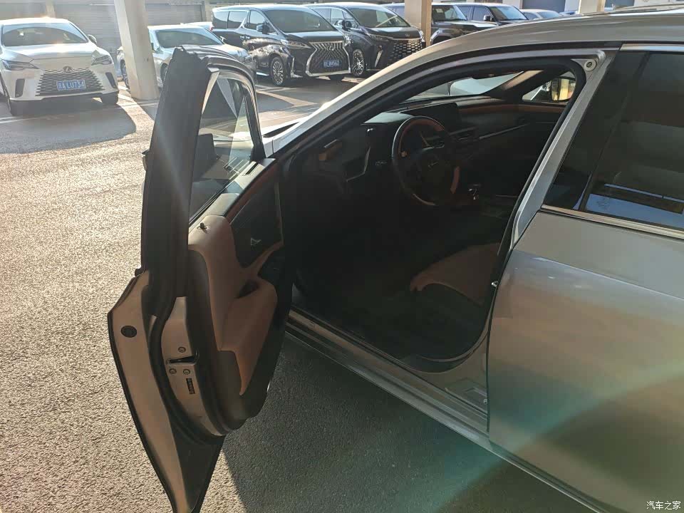 Lexus ES, 2020 все фото