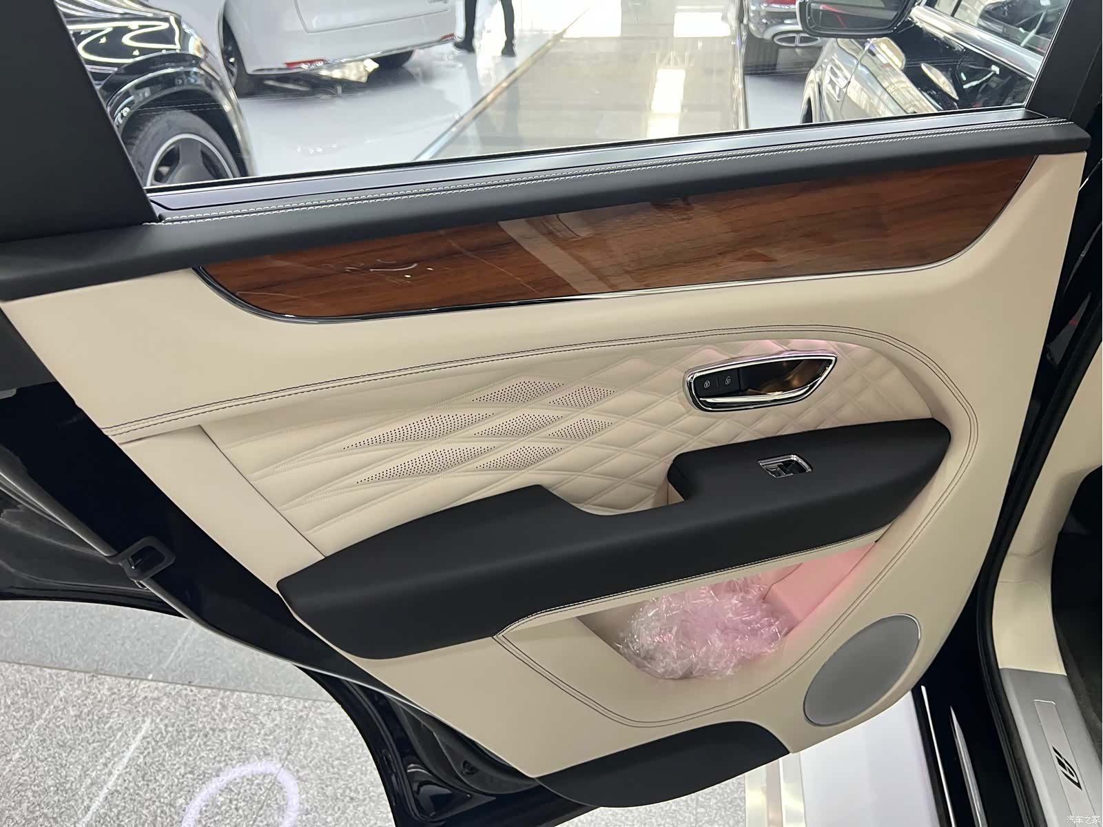 Bentley Bentayga, 2024 21