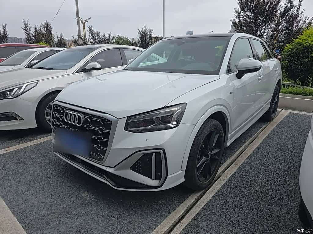 Audi Q2L, 2023 1