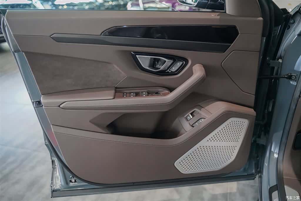 Lamborghini Urus, 2024 6