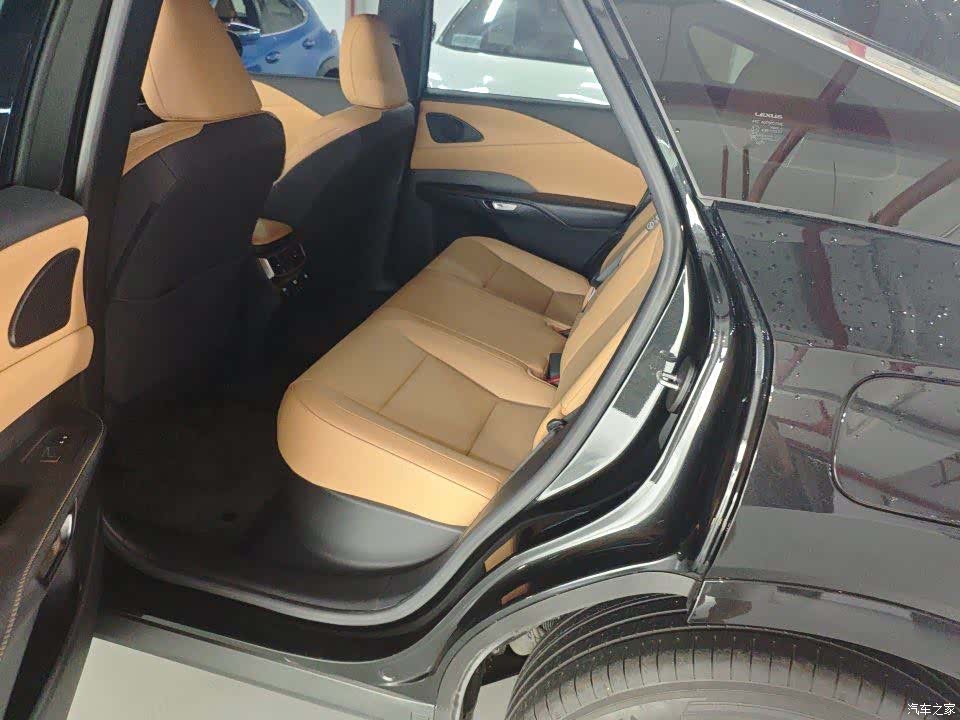Lexus RX, 2025 12