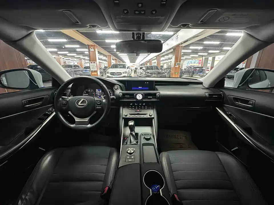 Lexus IS