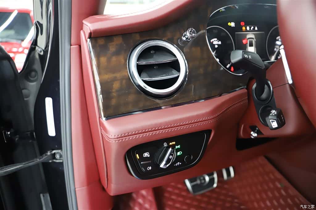 Bentley Bentayga, 2022 12