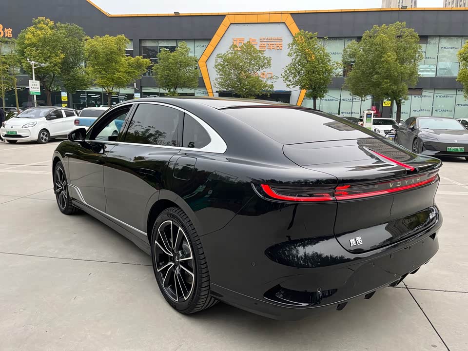 VOYAH Lantu chasing light