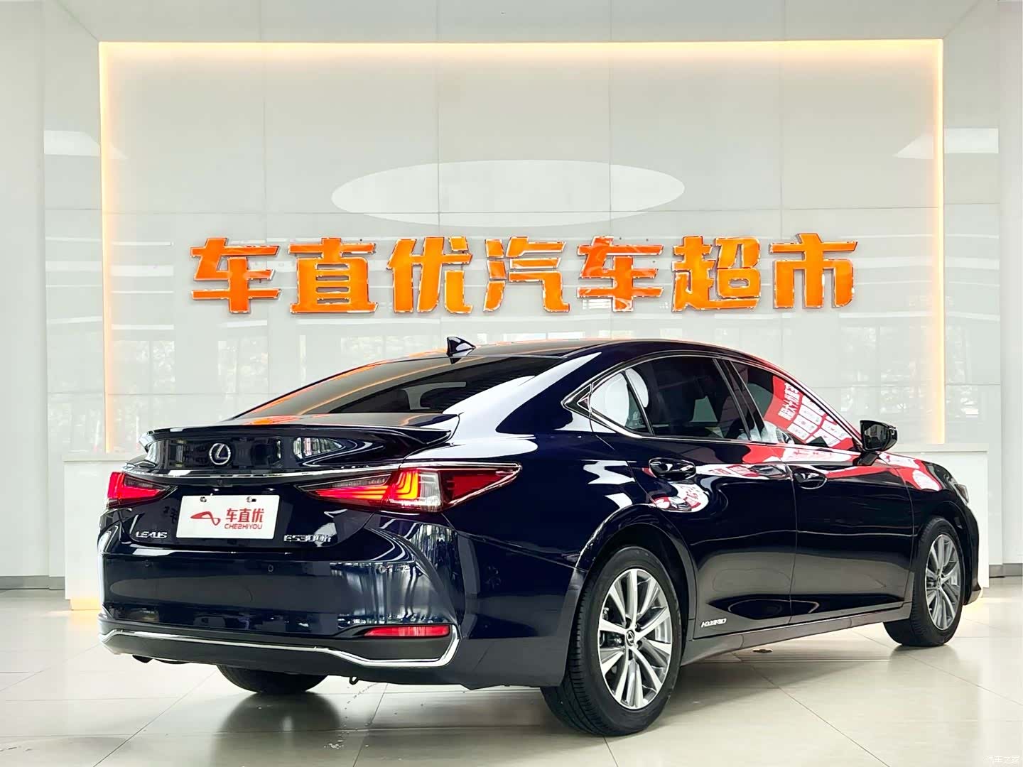 Lexus ES, 2021 все фото