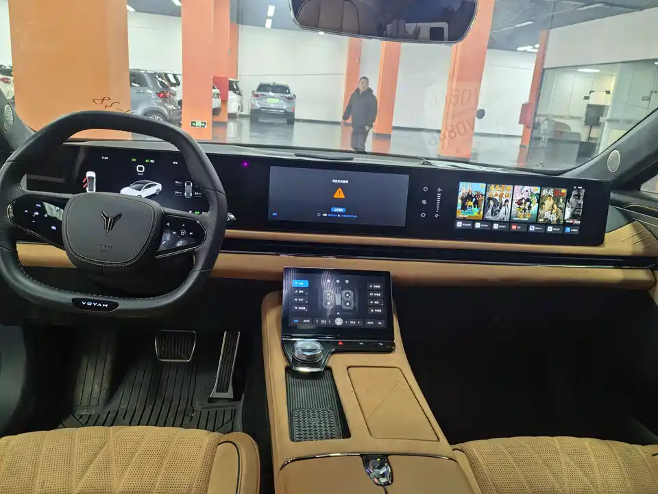 VOYAH Lantu chasing light