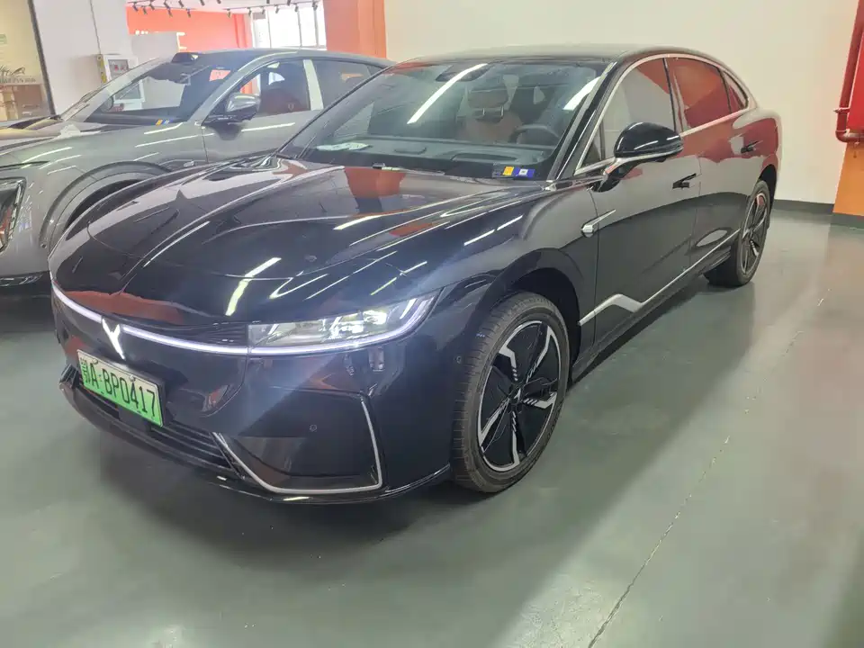 VOYAH Lantu chasing light