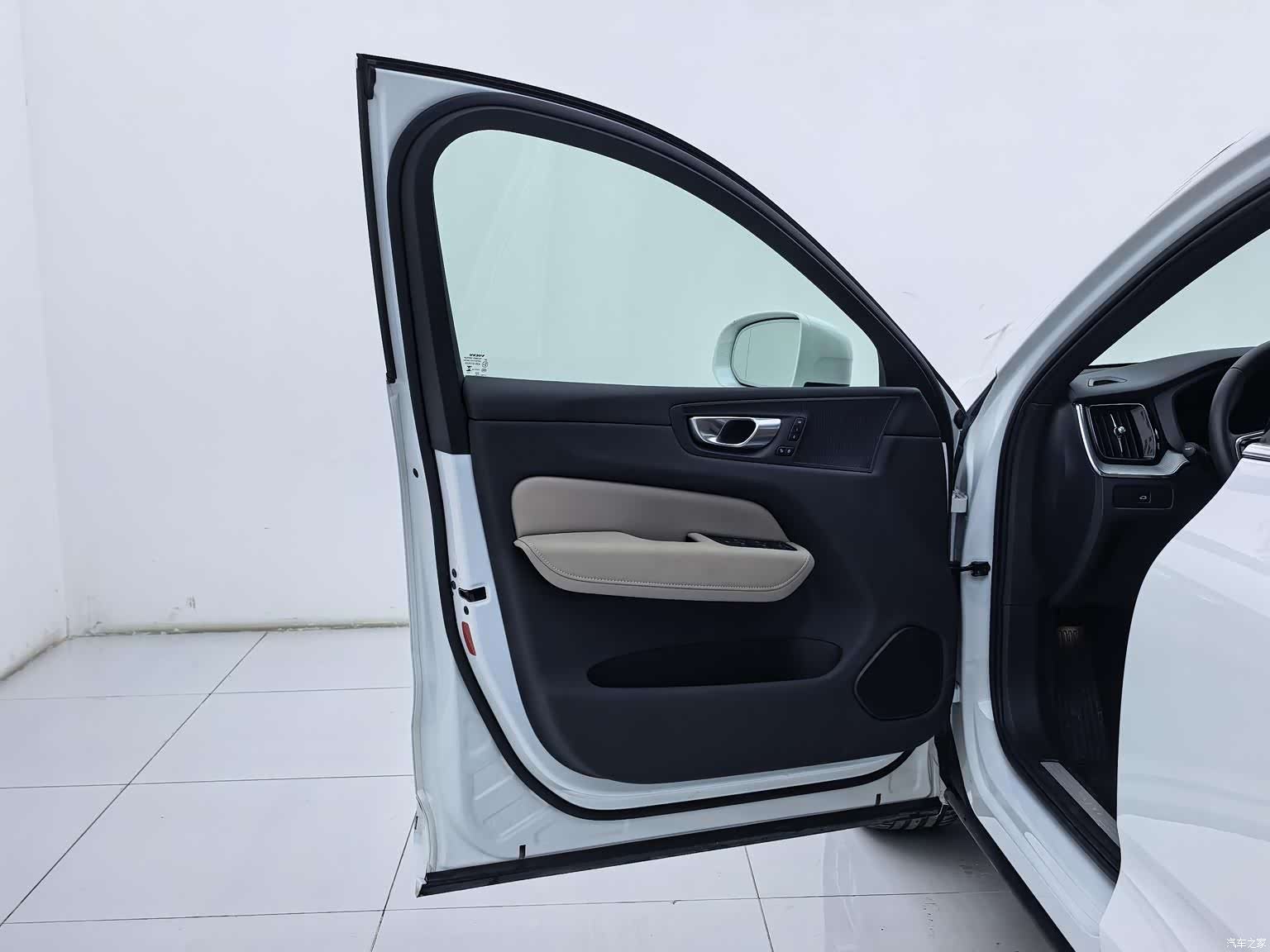 Volvo XC60, 2025 24