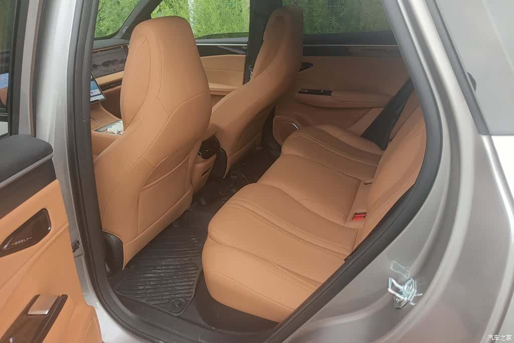 Geely Galaxy L7, 2025 11