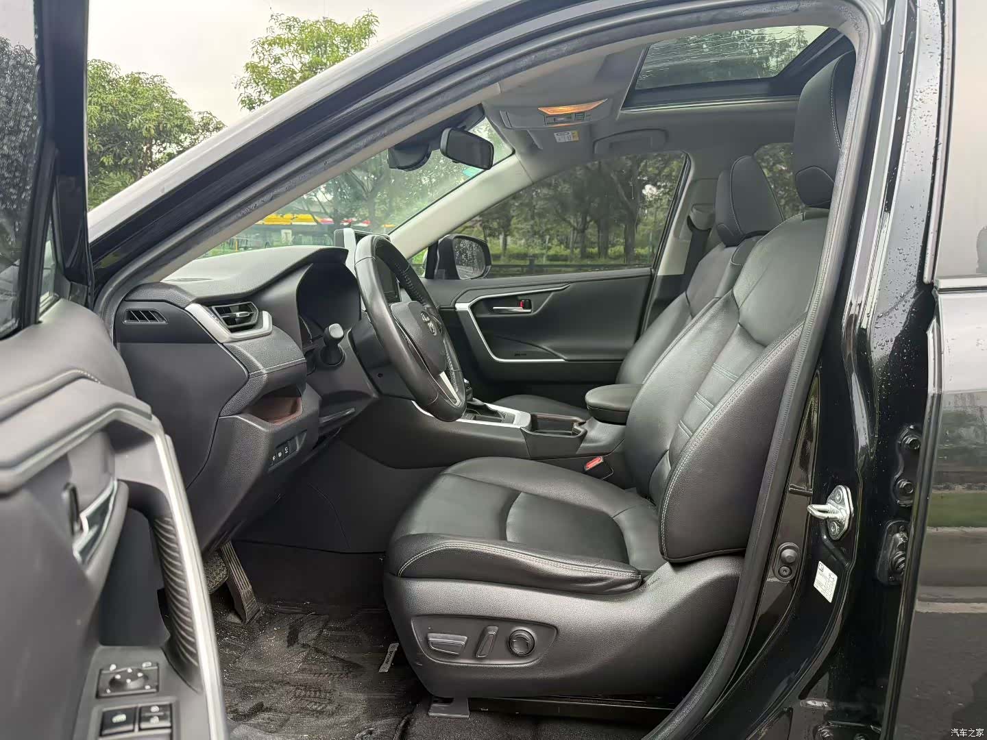 Toyota RAV4, 2020 все фото