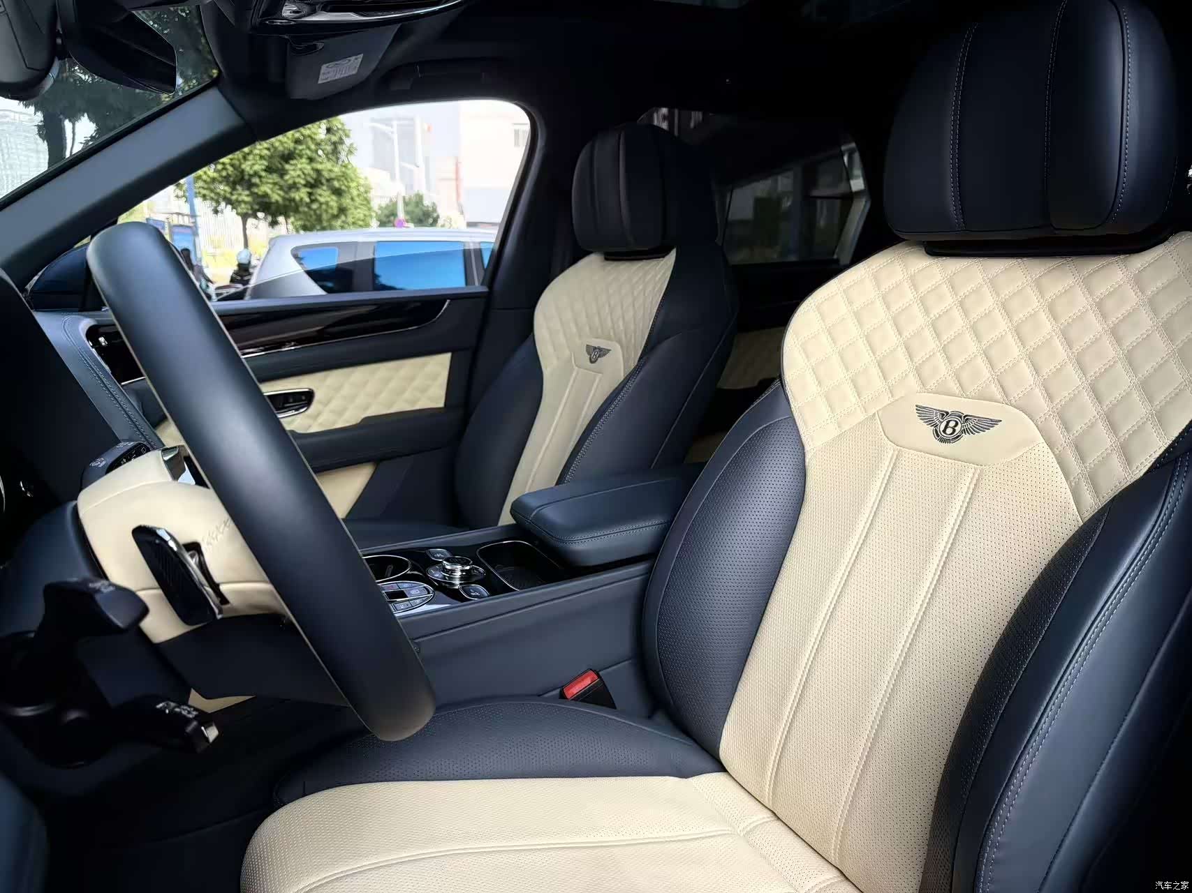 Bentley Bentayga, 2022 все фото