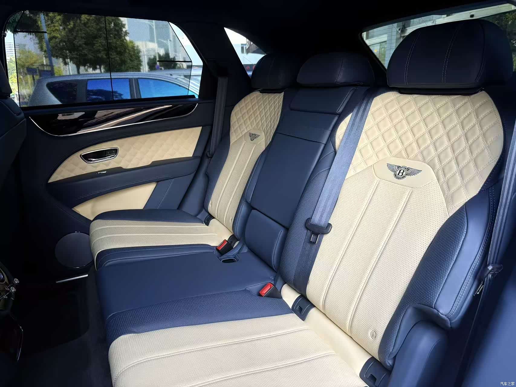 Bentley Bentayga, 2022 13