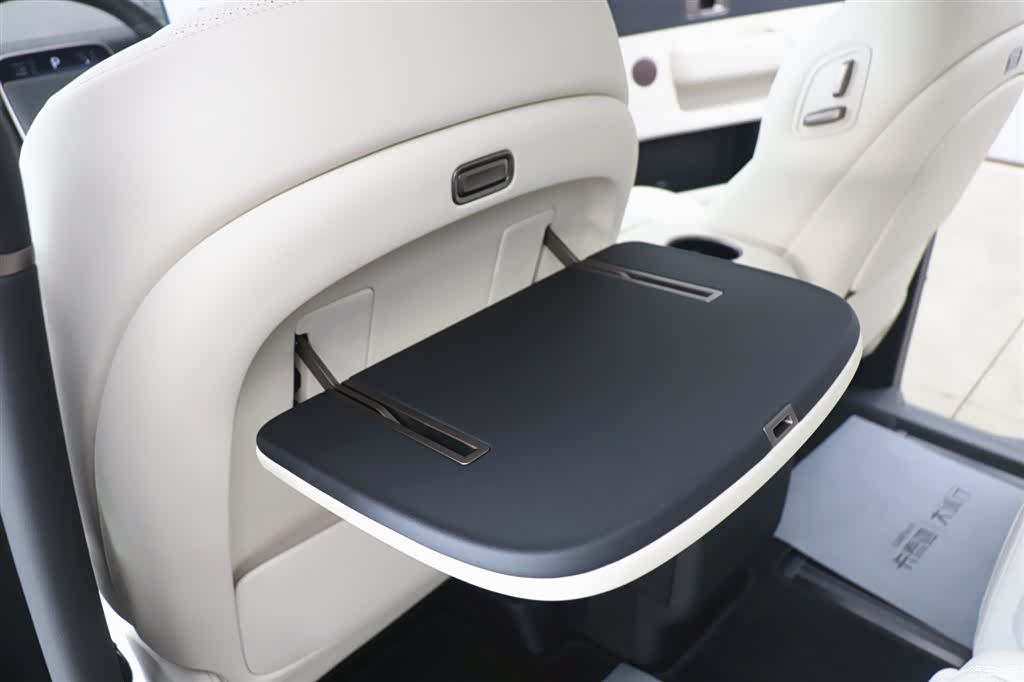 Li Auto MEGA, 2025 24