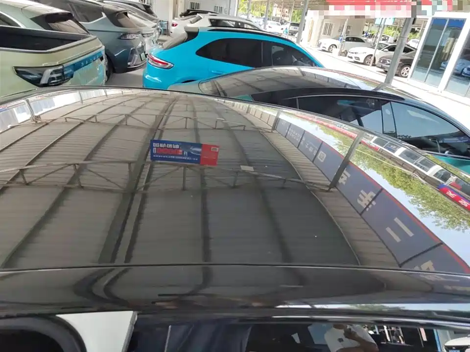 VOYAH Lantu chasing light