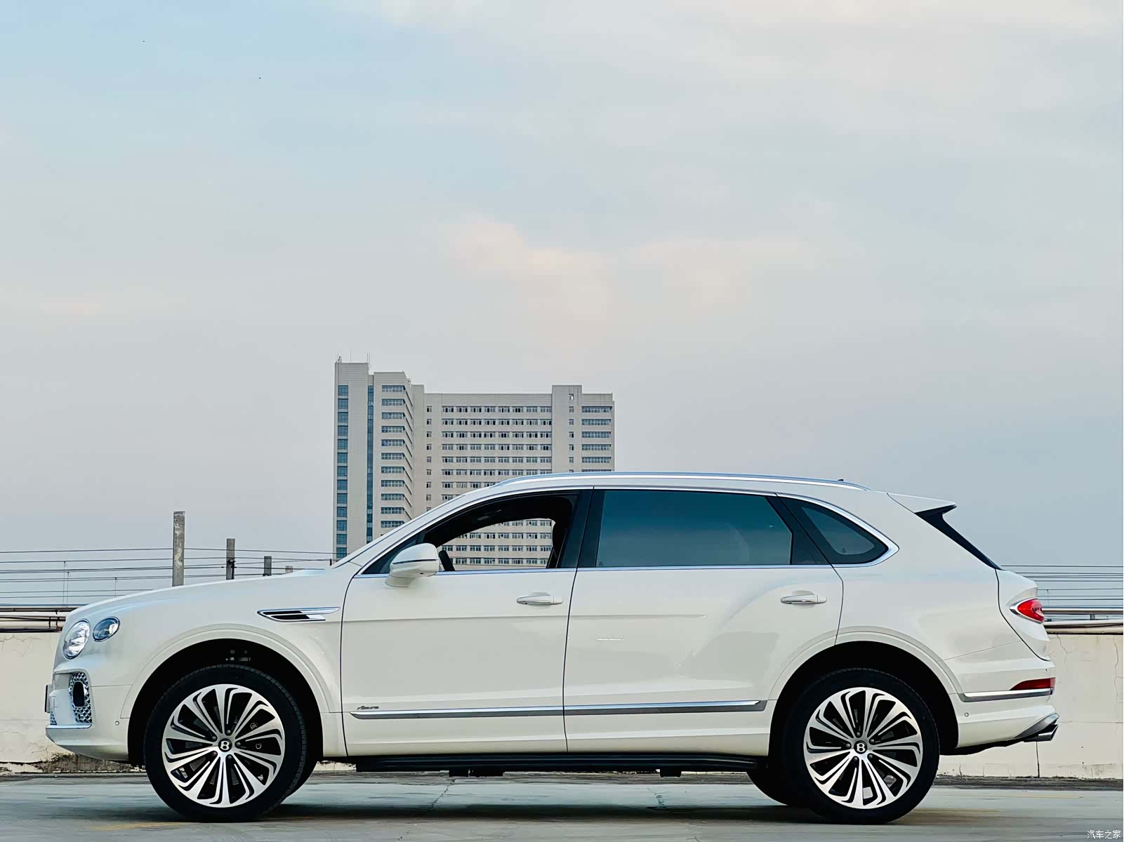 Bentley Bentayga, 2023 16