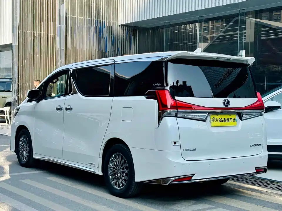 Lexus LM