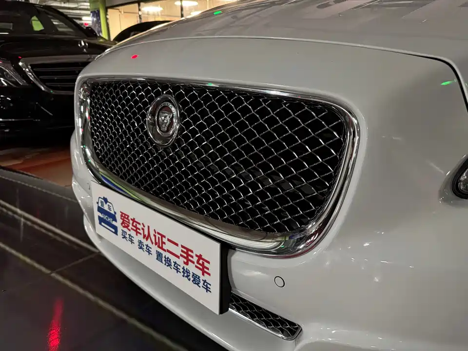 Jaguar XJ Jaguar XJ