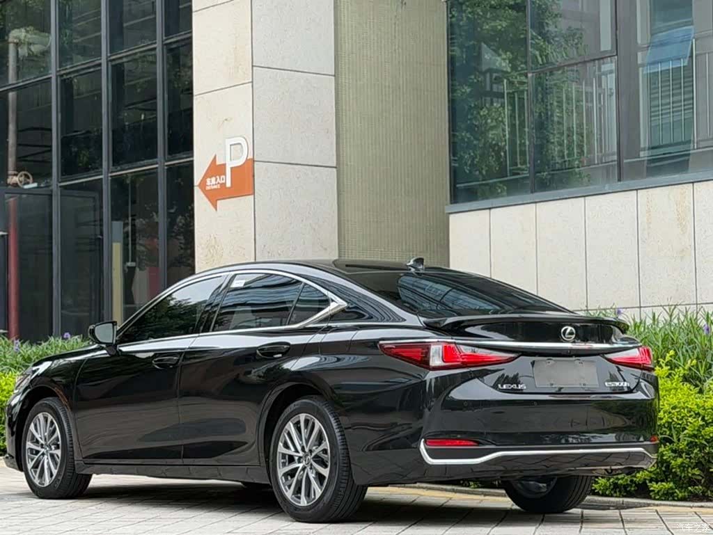 Lexus ES, 2024 4