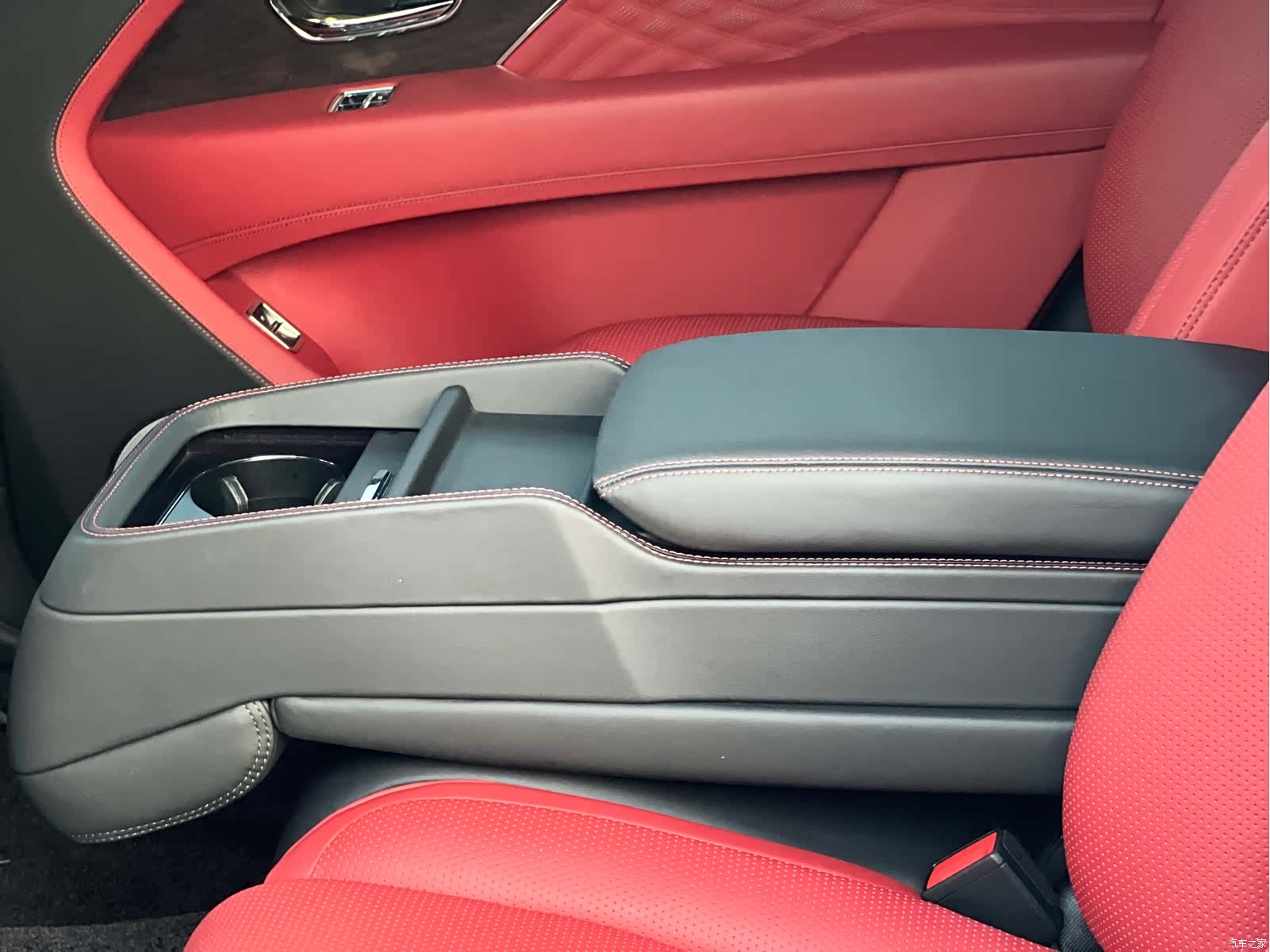 Bentley Bentayga, 2023 19