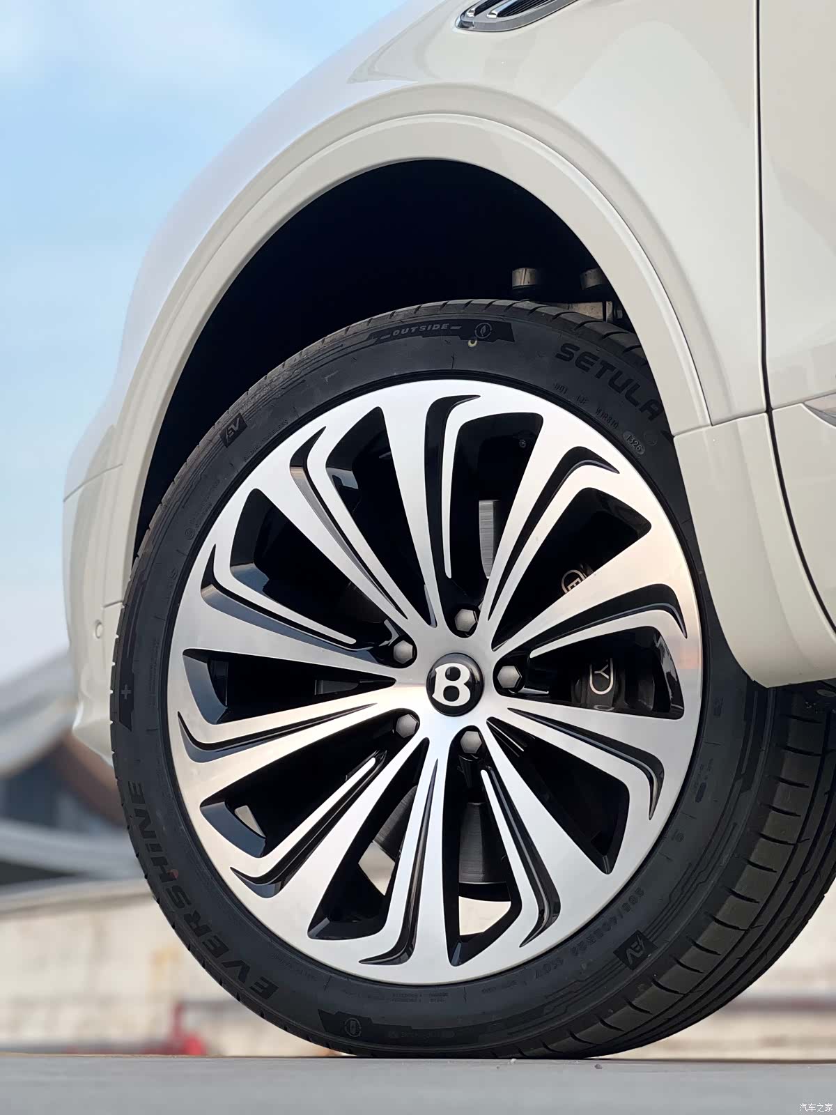 Bentley Bentayga, 2023 17