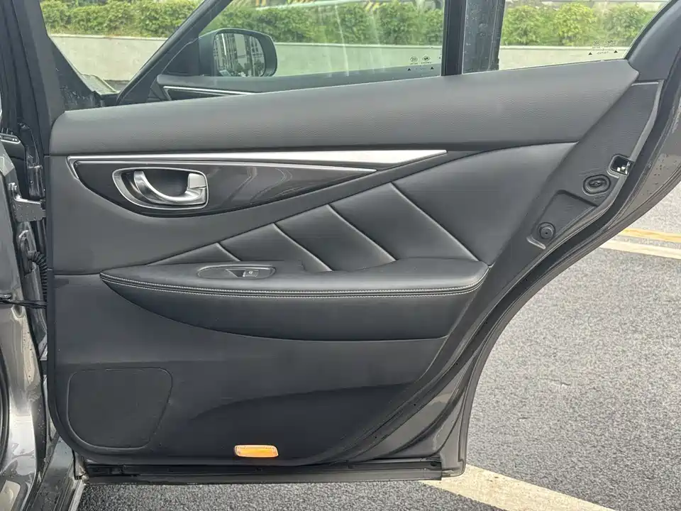 Infiniti Q50L