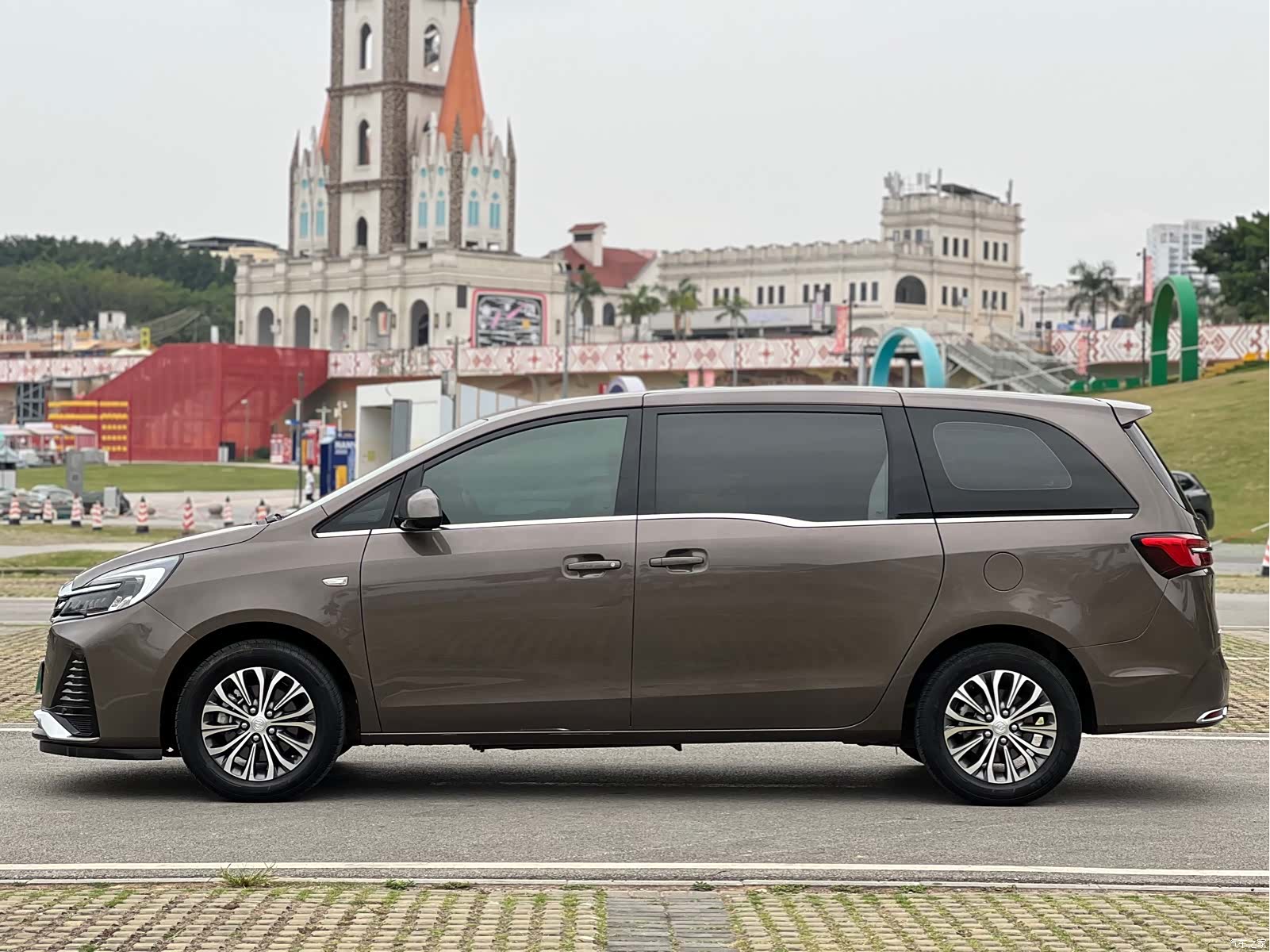Buick GL8, 2022 3