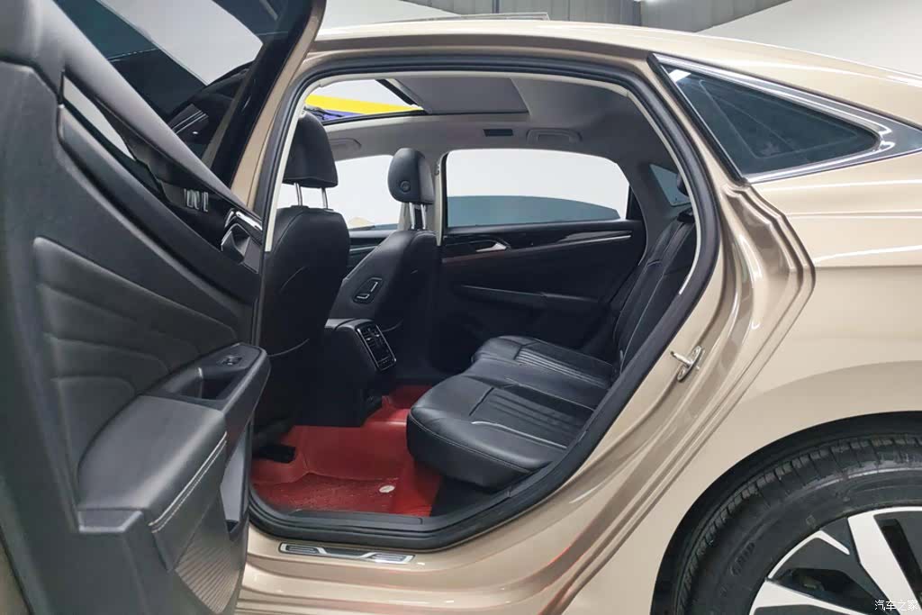Volkswagen Passat, 2023 11