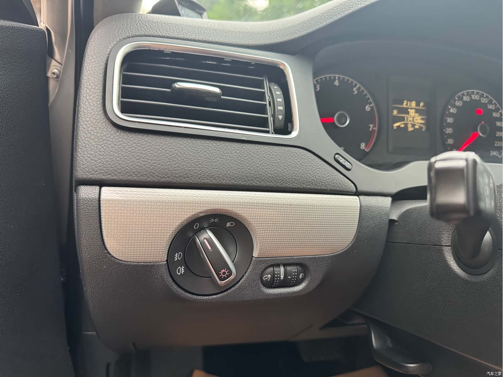 Volkswagen Sagitar, 2012 10