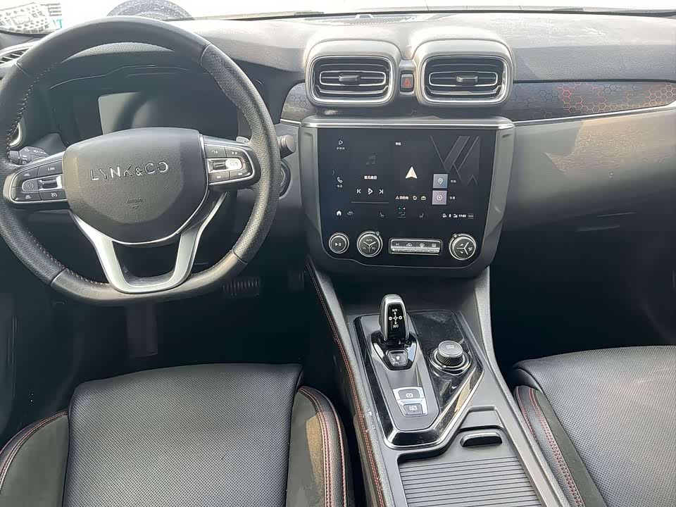 Lynk & Co 03