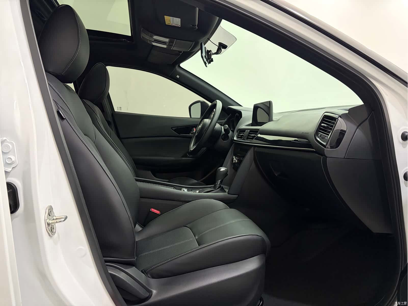 Mazda CX-4, 2023 13
