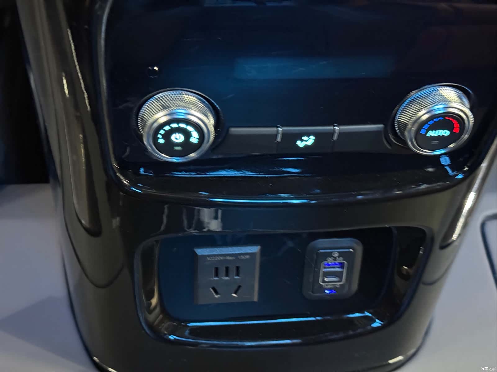 Ford Tourneo, 2025 8