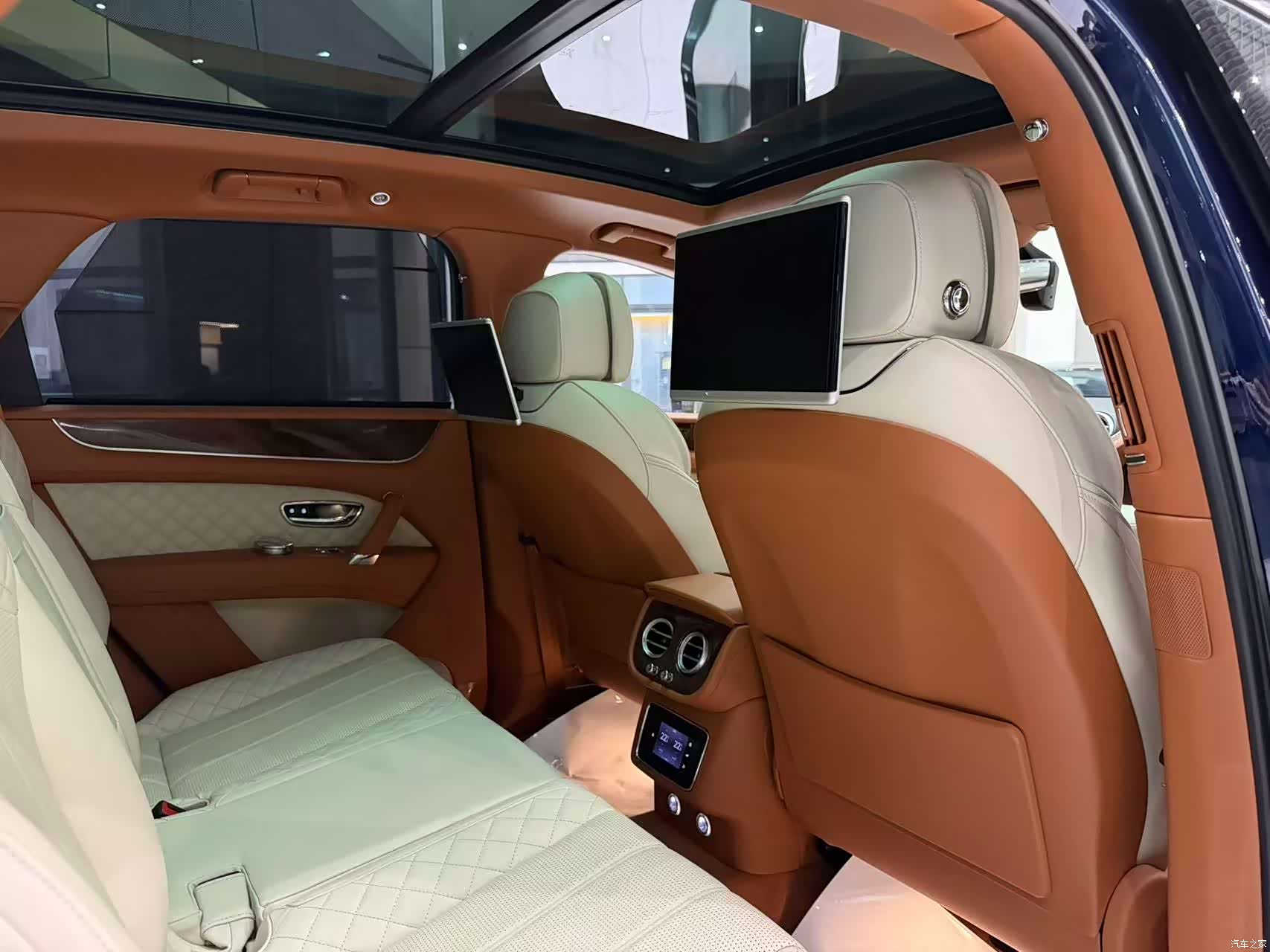 Bentley Bentayga, 2017 15