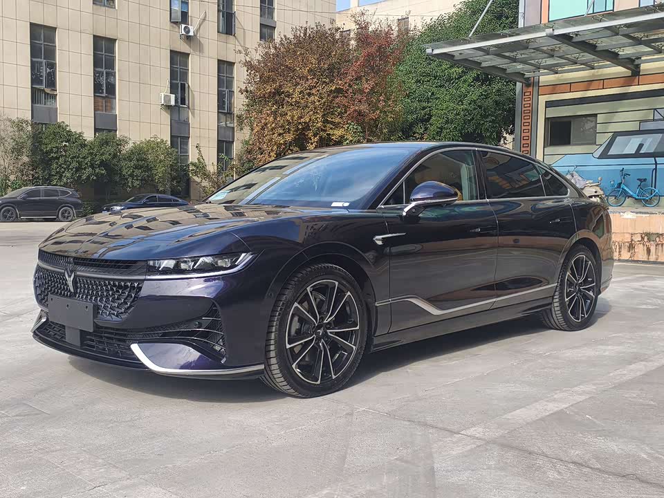 VOYAH Lantu chasing light