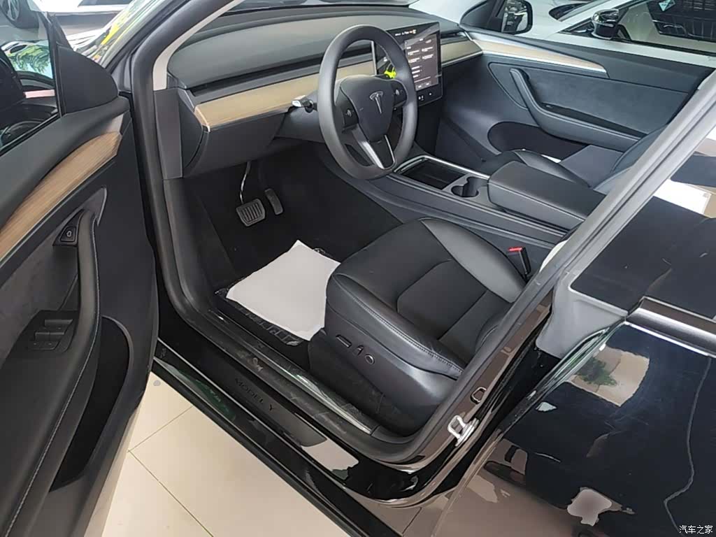 Tesla Model Y, 2023 16