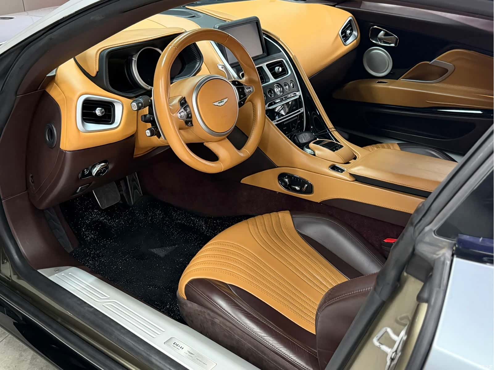 Aston Martin DB11, 2017 12