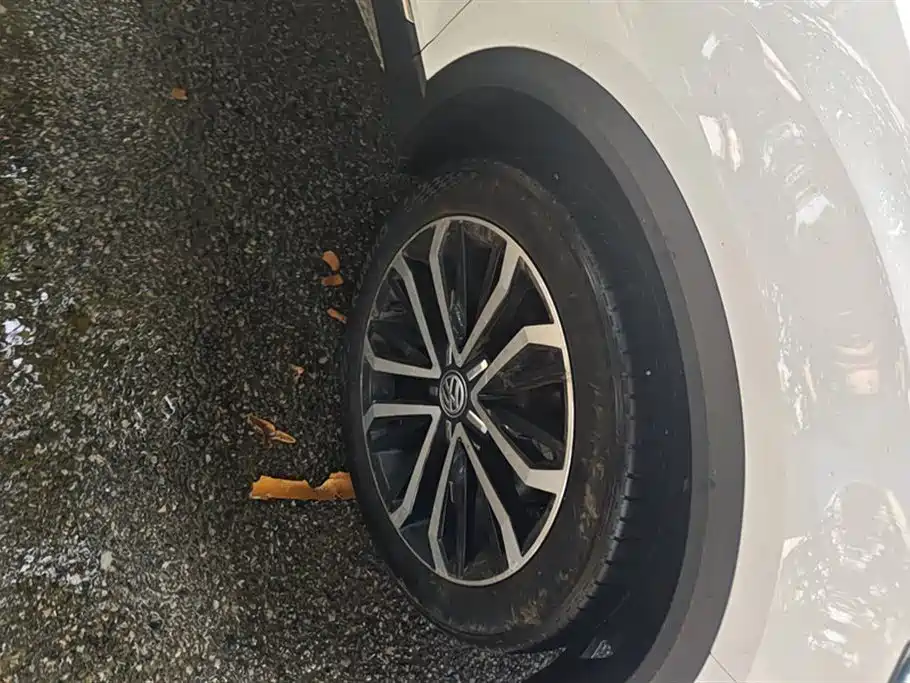 Volkswagen T-ROC exploring Songs