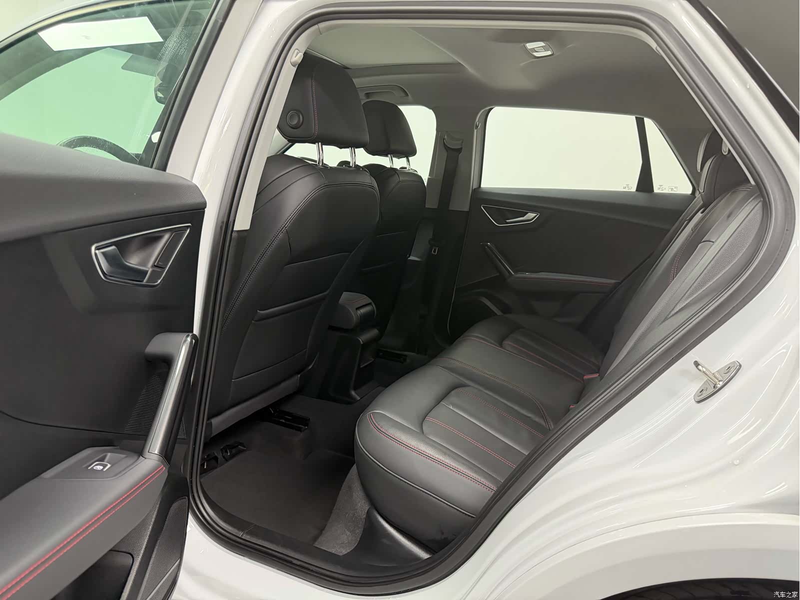 Audi Q2L, 2025 9