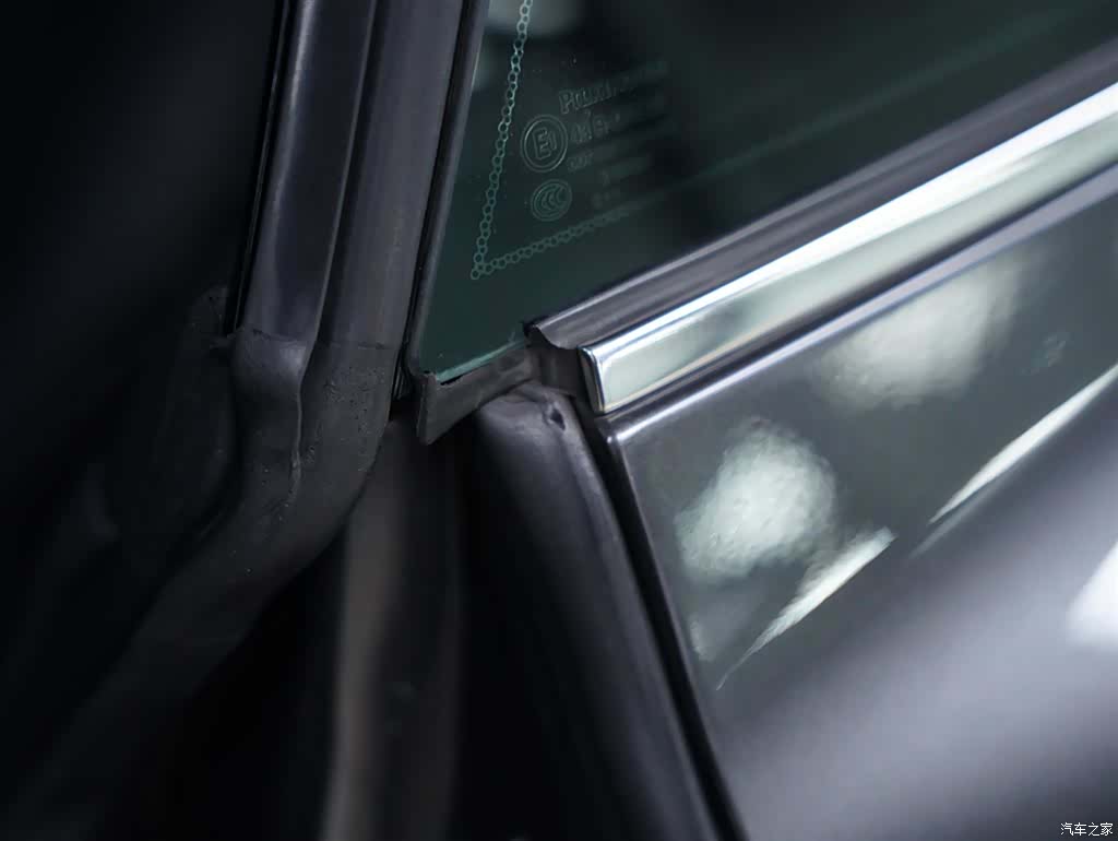 Aston Martin DBS, 2010 8