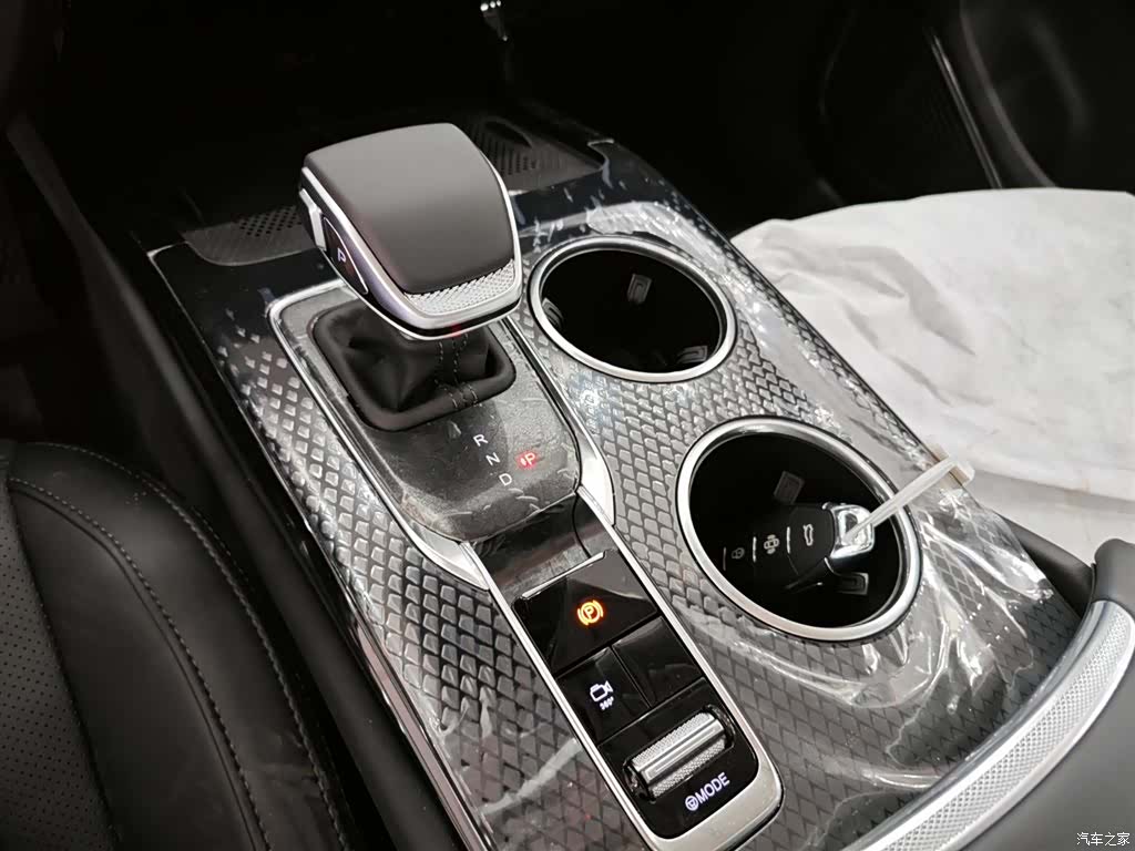 Hongqi HS3, 2026 12