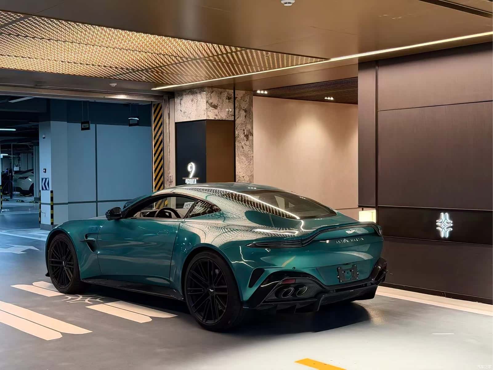 Aston Martin Vantage, 2025 все фото