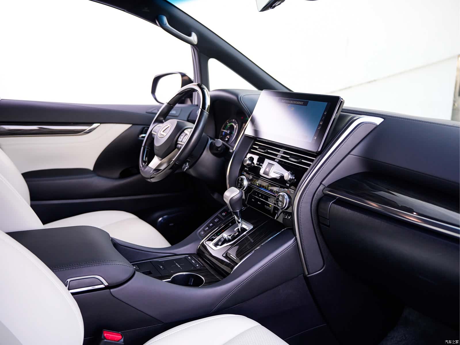 Lexus LM, 2021 11