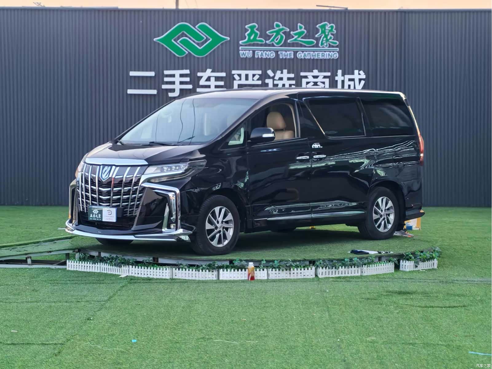 Toyota Alphard, 2011 1