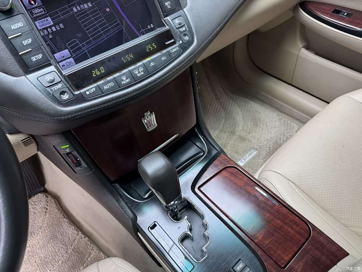 Toyota Crown, 2011 14