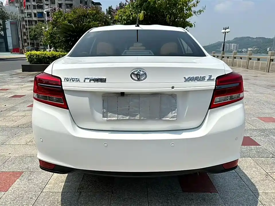 Toyota YARiS L to enjoy