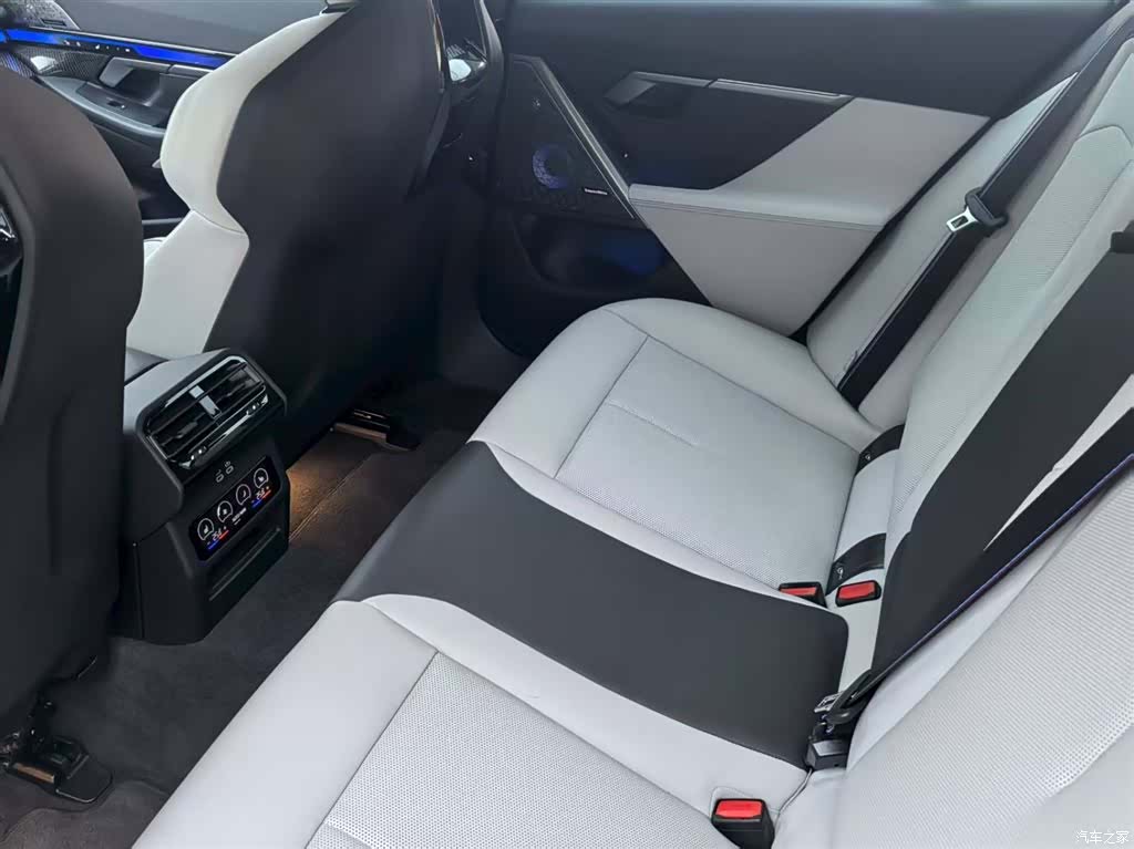 BMW M5, 2025 9