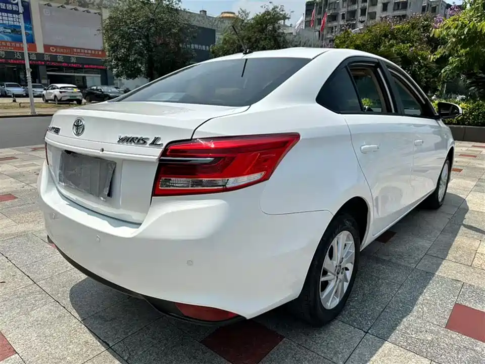 Toyota YARiS L to enjoy