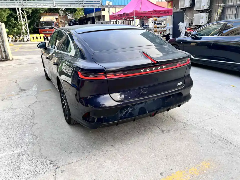 VOYAH Lantu chasing light