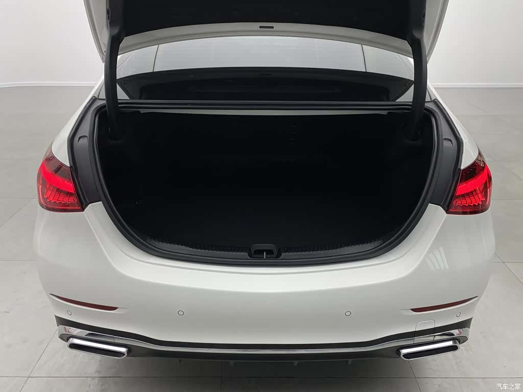 Mercedes-Benz C-Class, 2024 28