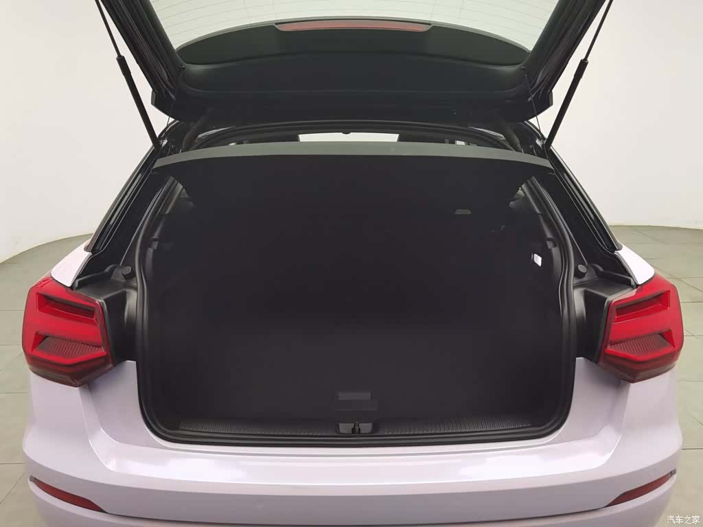 Audi Q2L, 2019 16